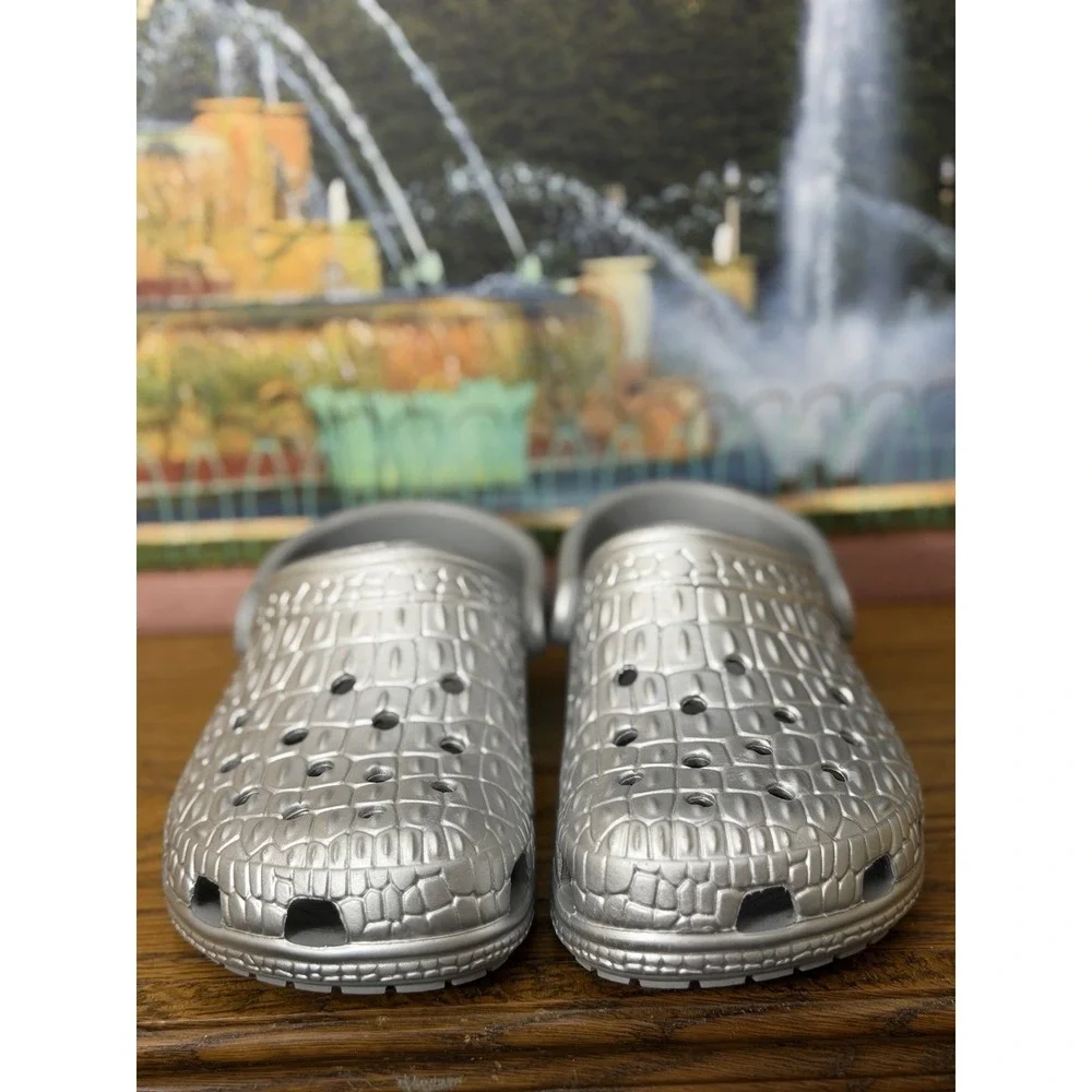 New Crocs Unisex-Adult Classic Crocskin Clogs Silver Metallic Size 4 Men 6 Wmn